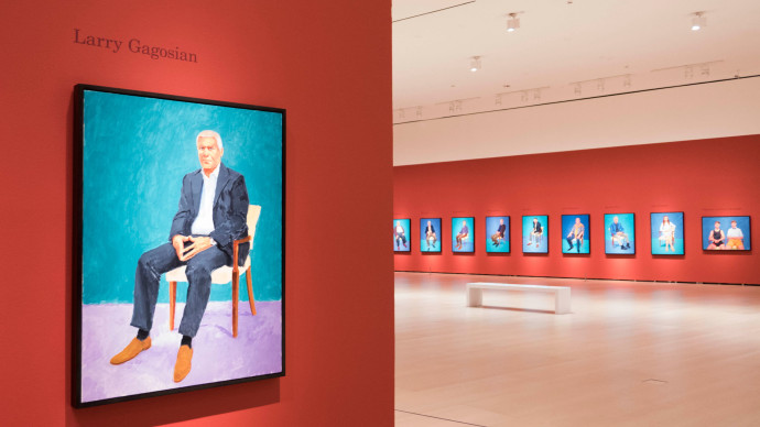 Au premier plan, le portrait de Larry Gagosian, le célèbre galeriste, qui n’accorda à Hockney que deux jours de pose.