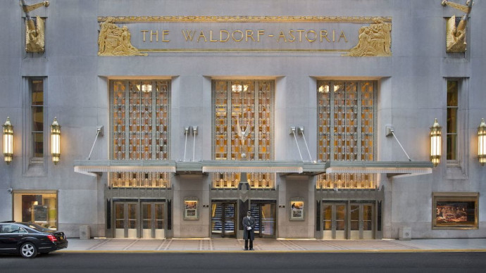 L’iconique Waldorf-Astoria a été racheté par l’assureur chinois Anbang. Actuellement en travaux, l’hôtel de luxe va diminuer le nombre de chambres (de 1430 à 350) et offrir des appartement de luxe à la location.