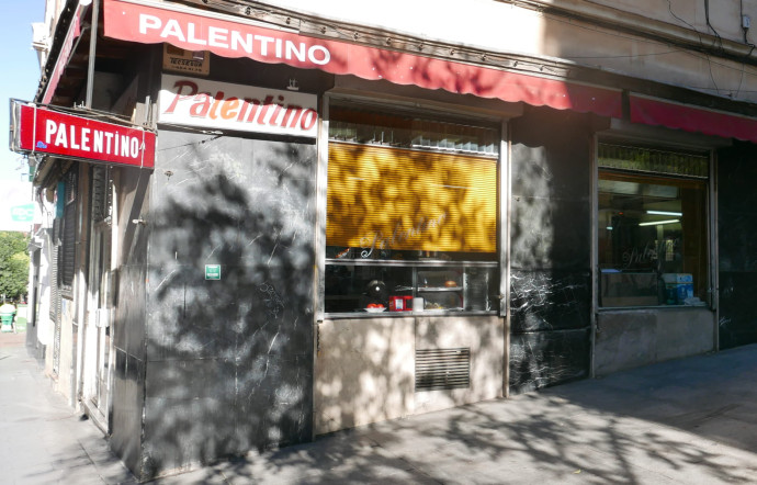 L’extérieur du café El Palentino, emblème du quartier de Malasaña depuis les années 40.