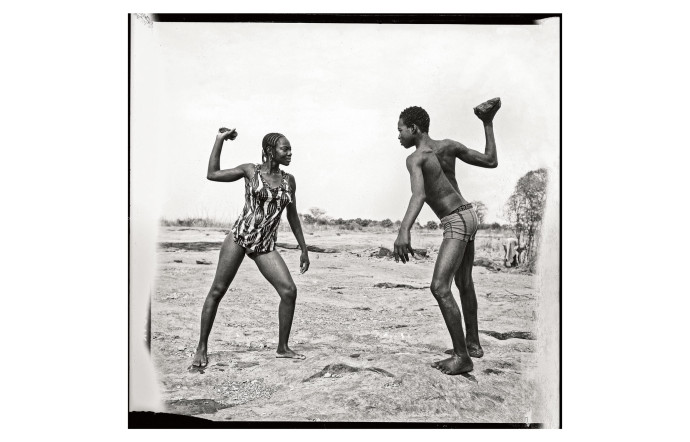 Combat des amis avec pierres au bord du Niger, Malick Sidibé, 1976.