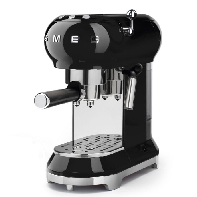 La machine à café élargit la famille des petits-électroménagers de la gamme Années 50.