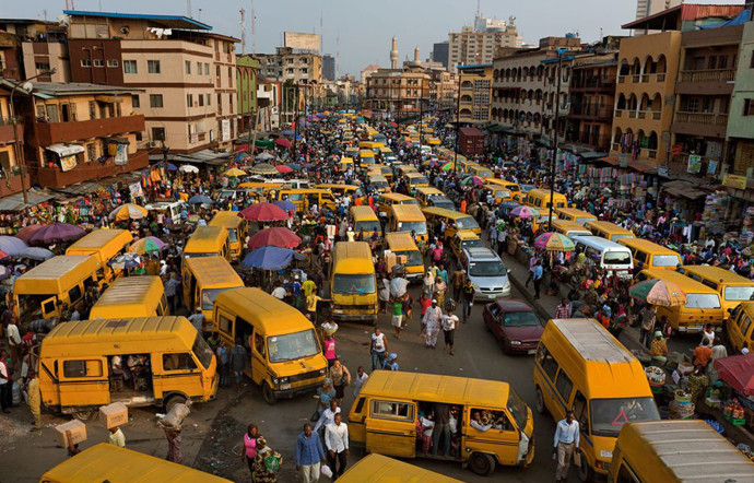 Lagos, la plus grande ville du Nigeria et du continent africain recense près de douze millions d’habitants intra-muros.