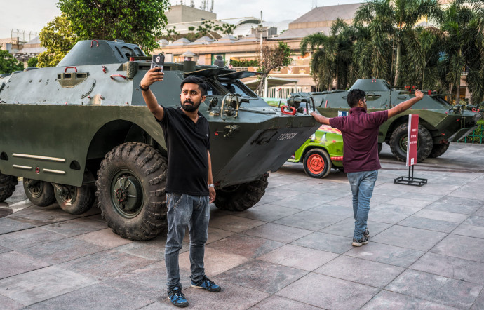 Selfies devant le centre commercial de Saket où l’armée indienne exposait ses chars. Le parti nationaliste est au pouvoir depuis 2014.
