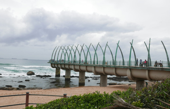 Le Whale Bone Pier, à Umhlanga, la destination favorite des étudiants et des familles aisées sud-africaines pour leurs vacances.