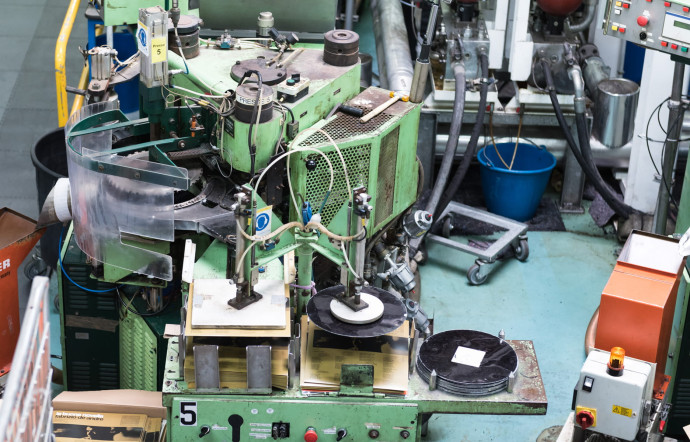 Aujourd’hui, 28 presses tournent en continu. En 2012, à la reprise des ventes de vinyles, seules 16 machines étaient encore opérationnelles, il a fallu en faire venir 10 du Venezuela et les réparer directement dans l’usine. Désormais, MPO a son propre atelier de fabrication de presses.