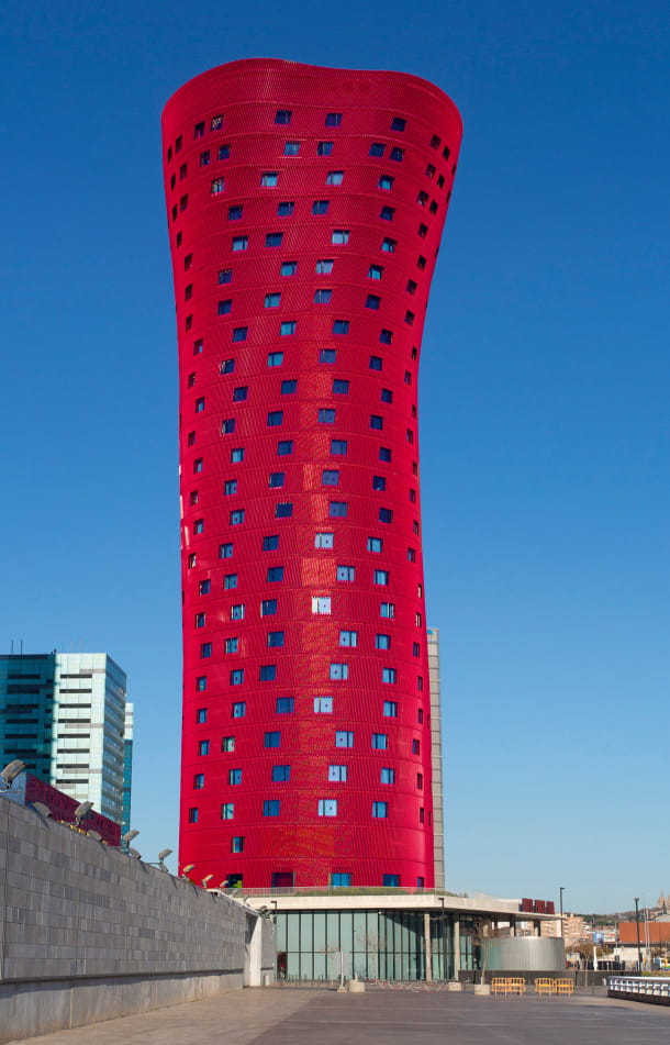 L’hôtel gratte-ciel Porta Fira, réalisé par l’architecte japonais Toyo Ito.