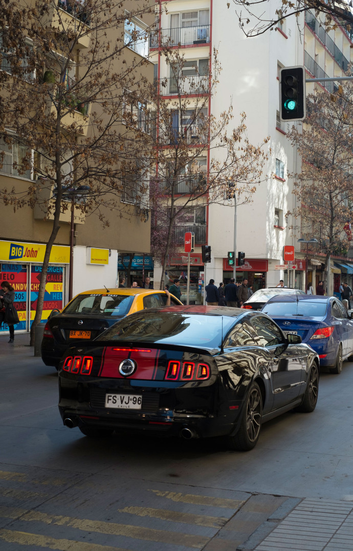 Dans les rues de Santiago roulent les voitures des marques du monde entier, comme cette Ford Mustang, car il n’existe pas de constructeur automobile chilien.