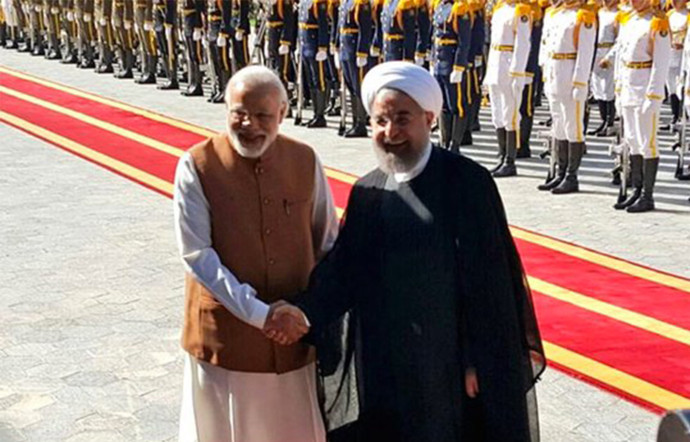 Le Premier Ministre indien, accueilli par le président iranien. Une visite qui doit consolider les relations commerciales entre les deux pays.