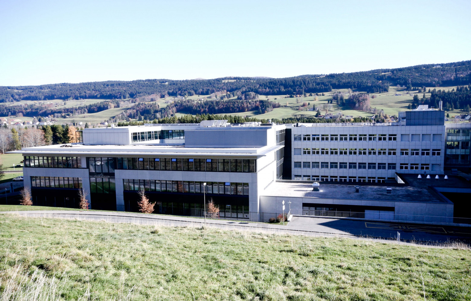 A 1000 mètres d’altitude, la manufacture Jaeger-Lecoultre s’étend sur 25 000 m2, au cœur du village suisse...