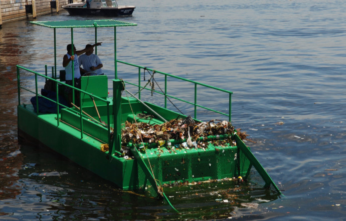 Pneus, bouteilles, canapés, matelas… Les ordures sont si nombreuses qu’elles nuisent à la circulation des ferrys.