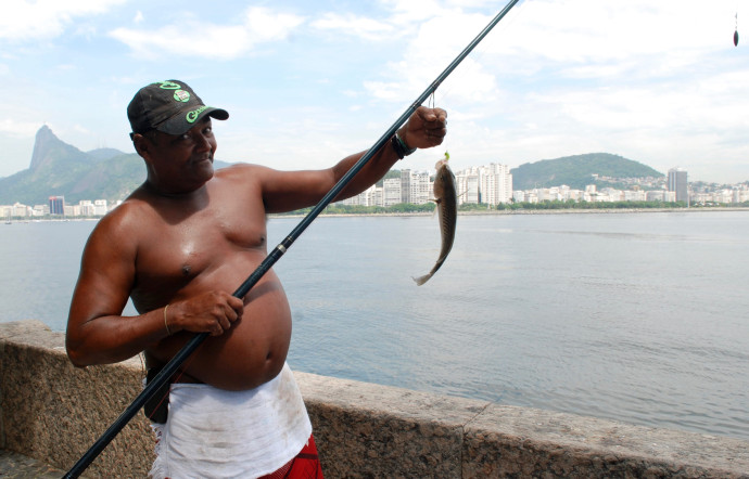 Au pied du pain-de-sucre, rares sont les amateurs de pêche qui, comme Jorge Natalino, mangent le poisson de la baie.