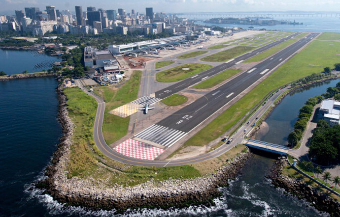 Jusqu’ici dédié aux vols domestiques et régionaux, l’aéroport Santos-Dumont se prépare désormais à accueillir aussi une clientèle d’affaires.