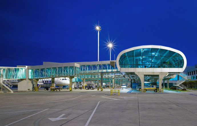 Jusqu’ici dédié aux vols domestiques et régionaux, l’aéroport Santos-Dumont se prépare désormais à accueillir aussi une clientèle d’affaires.