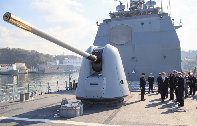 YOKOSUKA, Japon – 21 Janvier 2014. Le Sénateur Marco Rubio visite le Ticonderoga-class et le USS Shiloh (CG 67), deux bateaux de guerre.