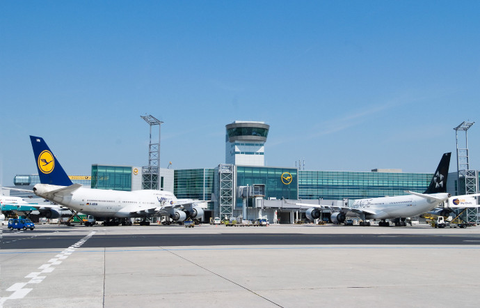 L’aéroport de Francfort accueille le hub le plus important de la Lufthansa, qui voit passer 37 millions de ses passagers annuels sur un total de 60 millions.