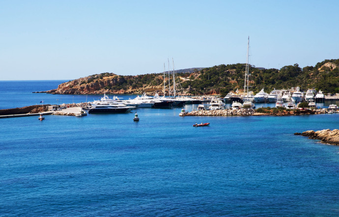 Dans le sud d’Athènes, la marina de Vouliagmeni fait partie d’un luxueux complexe hôtelier.