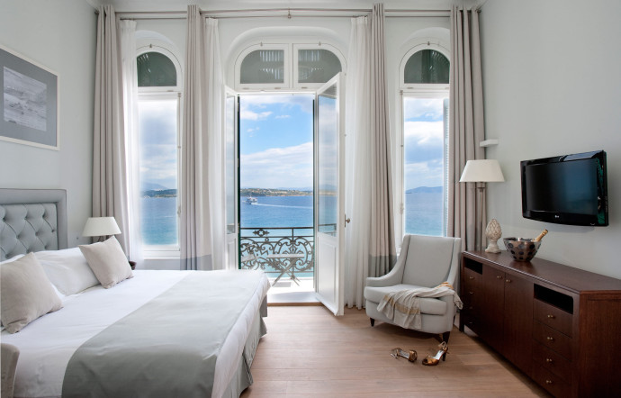 Hauts plafonds, murs blancs et mobilier sobre… Un luxe sans ostentation qui résume l’esprit du lieu. Avec, en prime, un balcon sur la mer.
