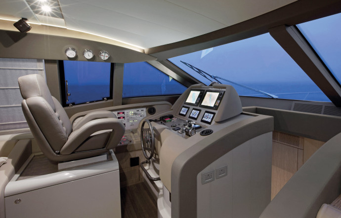 Déporté sur bâbord, le poste de commande, aux lignes épurées, présente une allure futuriste. Le fauteuil surélevé offre une excellente visibilité au pilote.