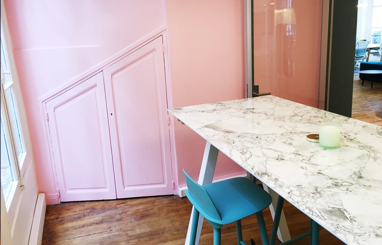 Avec ses couleurs acidulées et sa table de fabrication finlandaise, Pink Paradise est la salle de réunion...