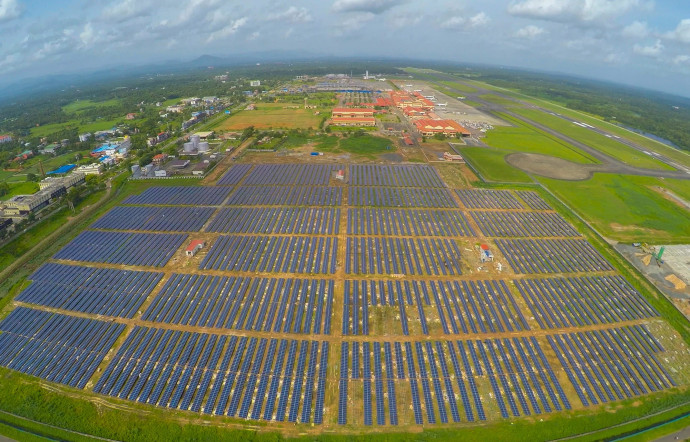 Le champ de panneaux solaires produit 48 000 kWh par jour. Suffisant pour alimenter l’aéroport jour et nuit, et même un peu plus : le surplus est alors transféré à l’Etat du Kerala.