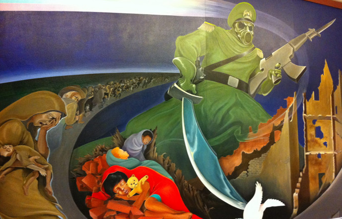 Pour poursuivre dans le « creepy », voici une des fresques murales de Leo Tanguma qui jonchent tout l’aéroport. Un soldat fascisant, des cadavres, une ville en flammes, un exode Le tout très coloré et angoissant. Certains parlent d’une représentation de l’apocalypse. Etrange pour un aéroport…