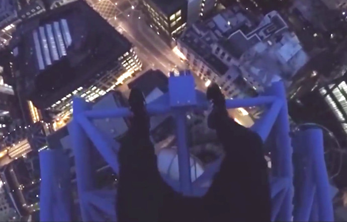 VIDEO : Un jeune londonien sur le toit du Lloyd's building