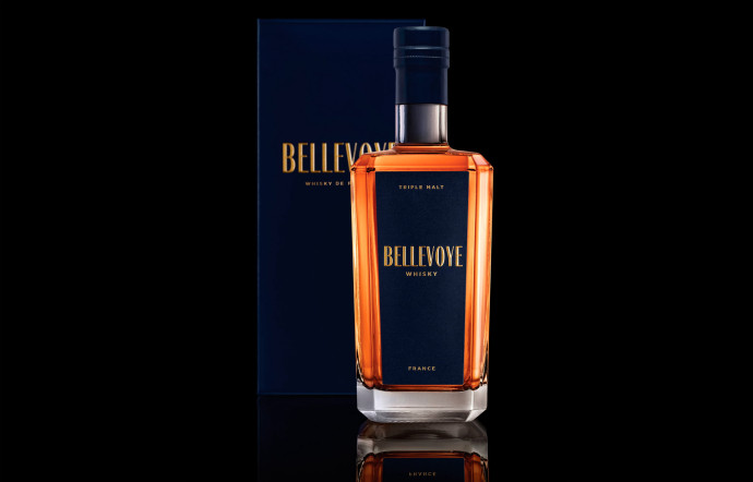 Tel un parfum, le whisky Bellevoye est vendu dans une élégante bouteille.
