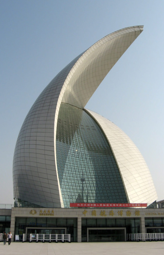 Une double voile métallique de 58 mètres surplomble le musée maritime de la Chine.