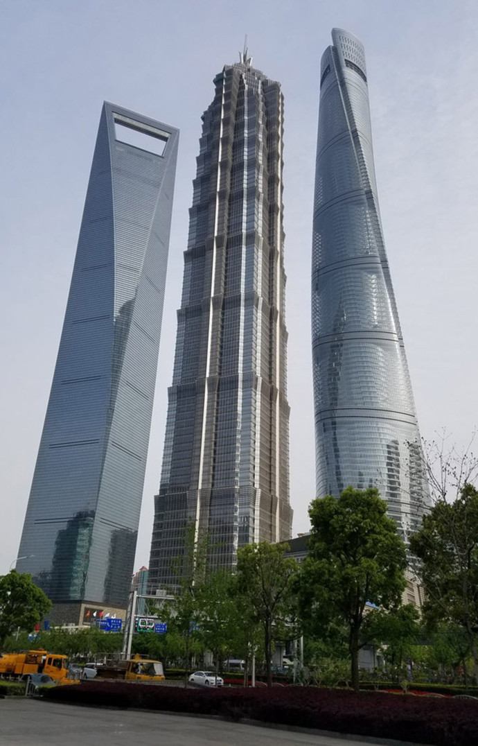 Le Park Hyatt Shanghai est logé dans le Shanghai World Financial center, surnommé le « décapsuleur ». A ses côtés, les tours Jin Mao et Shanghai.
