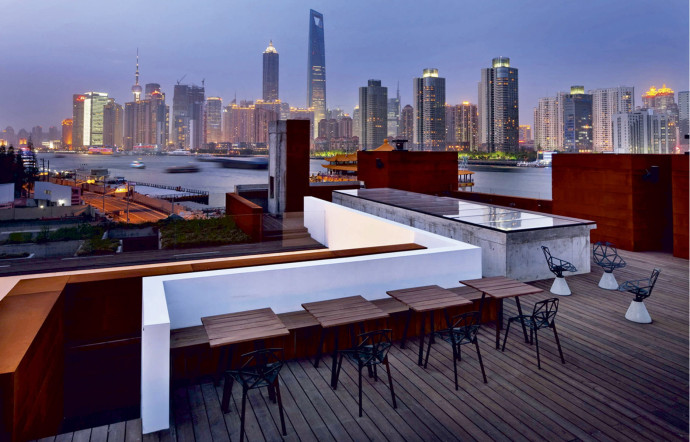 La terrasse offre une vue fabuleuse sur la «skyline» de Pudong.