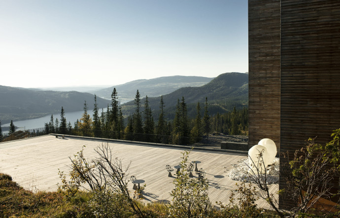 La terrasse offre une vue à 360° sur les montagnes alentours, sans casque de réalité virtuelle.