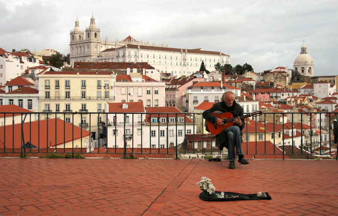 Derrière le guitariste, le quartier d’Alfama idéal pour contempler Lisbonne.