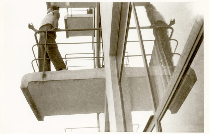 Étudiant sur un balcon de l’atelier, Marianne Brandt, 1928-1929.