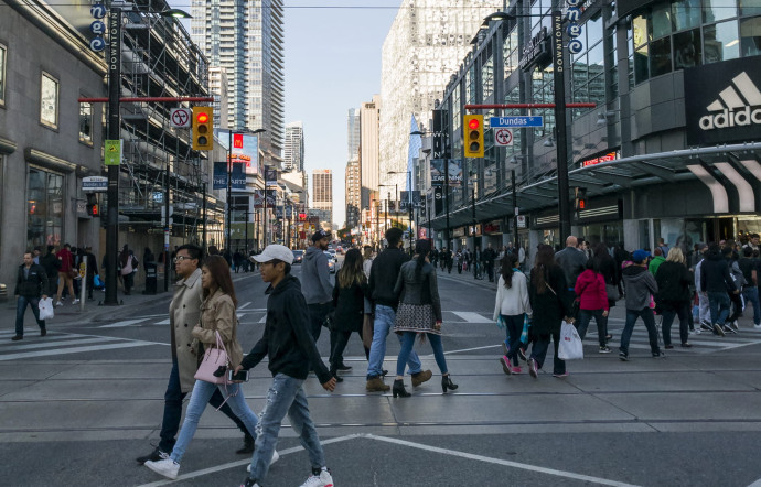 Le croisement de Dundas Street et Yonge Street est un peu le Times Square de Toronto.