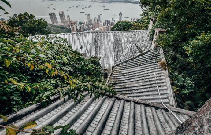 L’extraordinaire contraste entre la skyline qui longe la baie de Hong Kong et les toits presque engloutis de ces bâtisses de l’époque britannique.