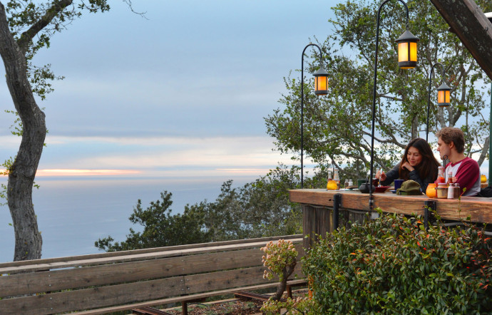 Terrasse du restaurant familial Nepenthe, ouvert en 1949 et haut lieu de Big Sur.