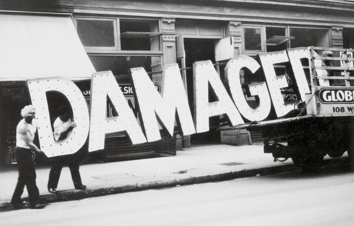 « Truck and Sign », Walker Evans, 1928-1930.