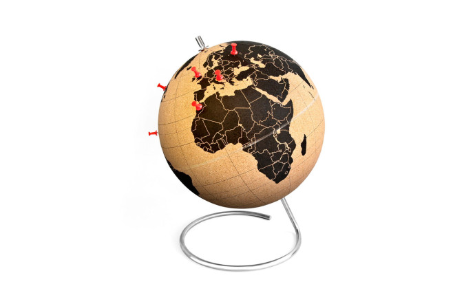Globe original, qui combine panneau de liège et mappemonde.