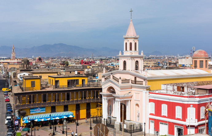 En partie détruite en 1746 par un séisme, Lima a préservé son centre historique, témoin de son passé colonial espagnol.