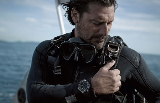 Le plongeur et skippeur professionnel Guido Sassoli, portant une «Aquis Depth Gauge», instrument de plongée haute performance.