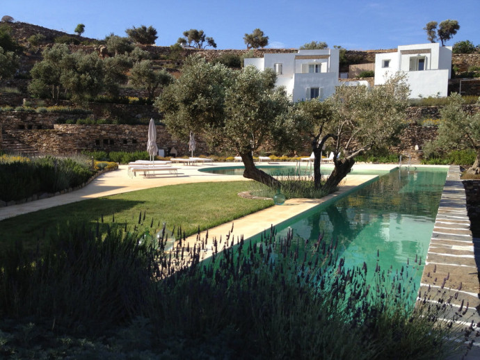 Piscine de l’hôtel Kamaroti à Sifnos, l’une des plus harlonieuses des îles grecques.