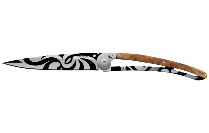 Le couteau Deejo existe en 3 tailles, avec plusieurs types de lames et de manches. Le tattoo 37g tribal est en bois de genévrier.
