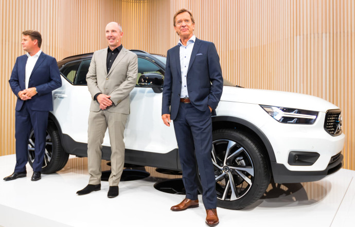 Robin Page, Senior Vice President Design, à gauche et Håkan Samuelsson, Président et CEO de Volvo Cars depuis 2012, à droite, dévoilent le nouveau XC40 à Milan.