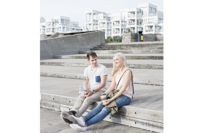 Deux jeunes habitants de Malmö en front de mer.