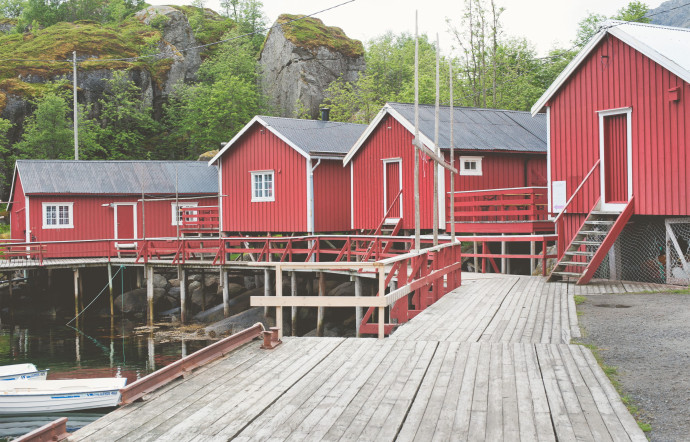 Niché au fond d’un étroit fjord, le village de Nusfjord est une sorte de village musée. Certains rorbuer se visitent, d’autres sont à louer, avec tout le confort moderne.