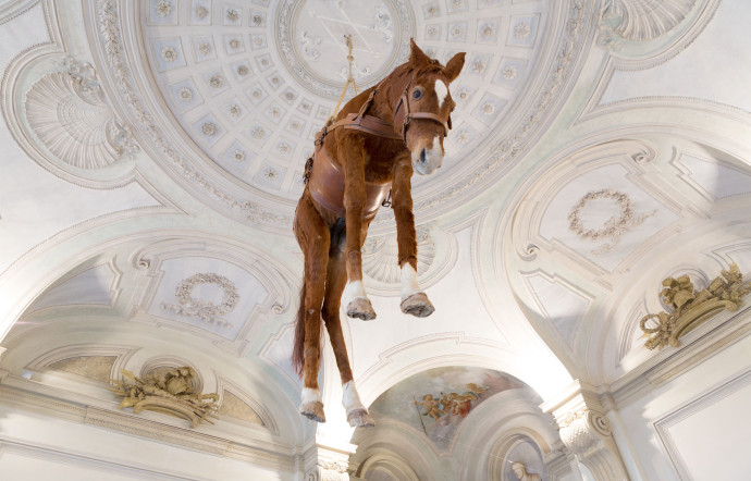 Novecento (1997), installation de l’italien Maurizio Cattelan. Ce cheval brun empaillé est suspendu par la taille au milieu de la voûte baroque du Castello di Rivoli. Un mélange détonnant !