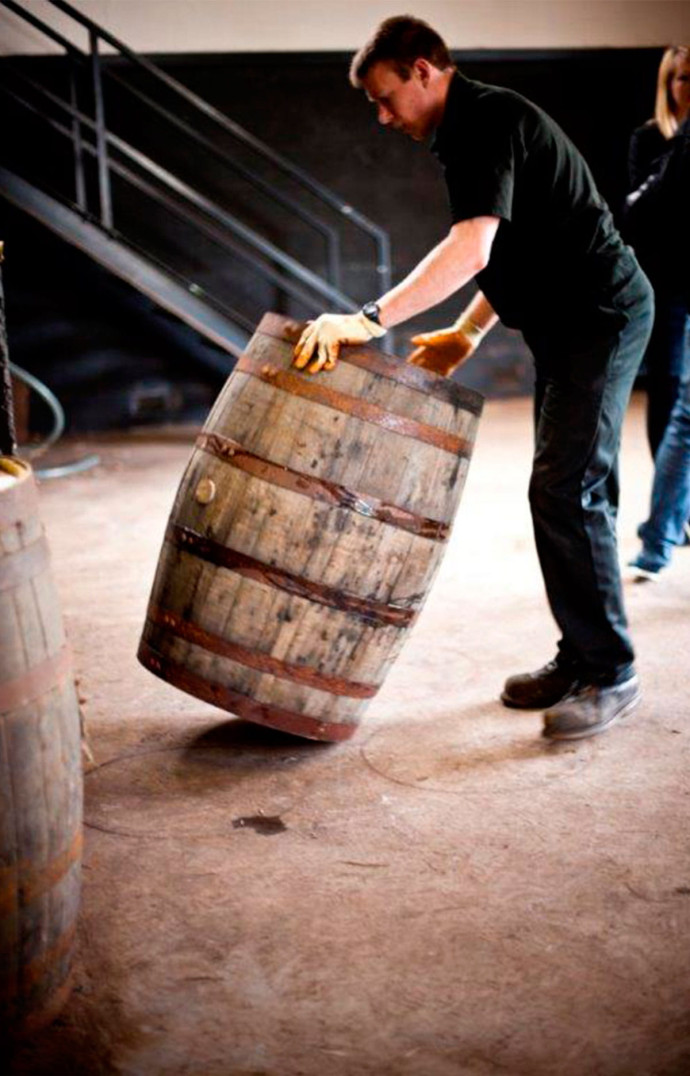 La couleur sur les couvercles des fûts permet de repérer les années de production des whiskies d’Arran.