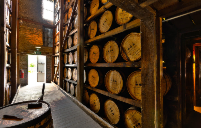 La marque a installé son site de production dans une ancienne distillerie datant de 1812 et elle dispose de sa propre fabrique de fûts de chêne toastés.