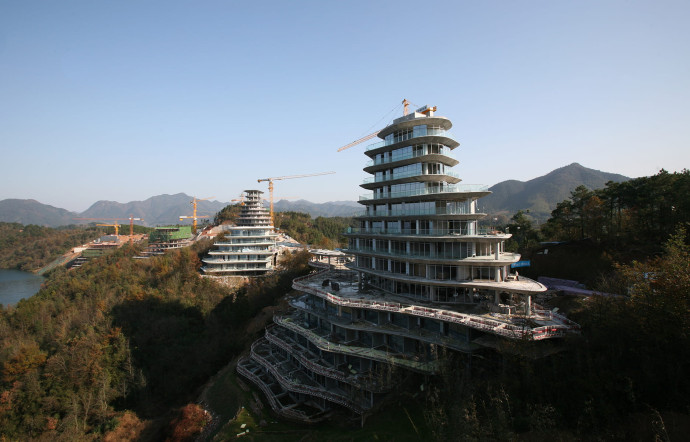 Pour le projet Huangshan Mountain Village, le cabinet d’architecture MAD a imaginé dix résidences spectaculaires, dont les lignes sinueuses prolongent celles des monts Huang, classés au patrimoine mondial de l’Unesco.