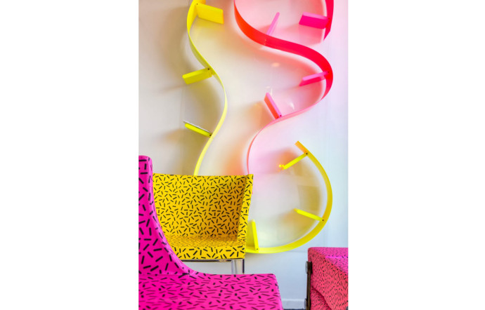 Hommage de l’installation Kartell goes Sottsass, avec des pièces au motif bacterio et un clin d’oeil au fauteuil Bel Air de Peter Shire.